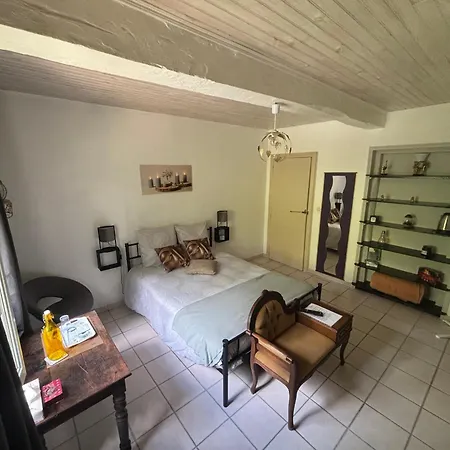 לינה וארוחת בוקר Domaine Pierrot 3*