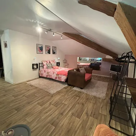 Domaine Pierrot לינה וארוחת בוקר 3*