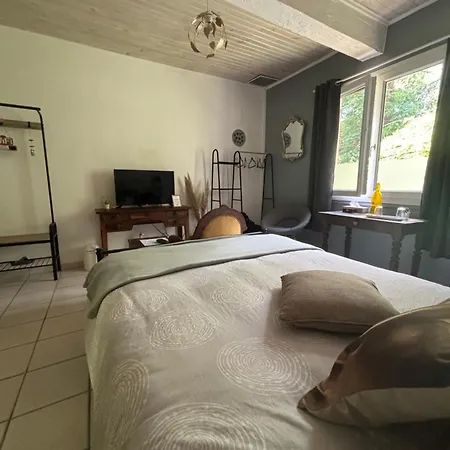 Domaine Pierrot לינה וארוחת בוקר 3*