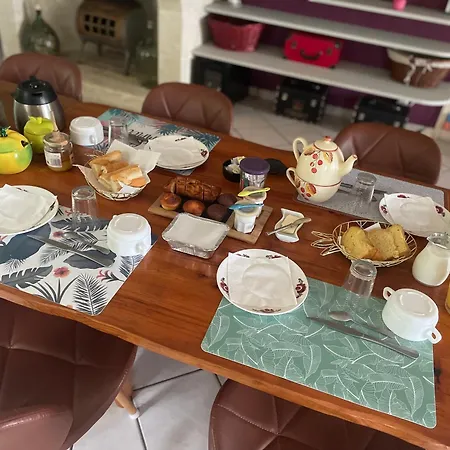 לינה וארוחת בוקר Domaine Pierrot 3*