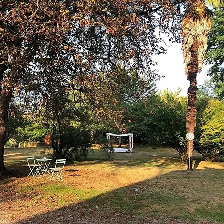Domaine Pierrot Oda ve Kahvaltı Laujuzan